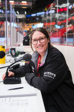 Karin Forsberg Selin speaker i Hägglunds Arena