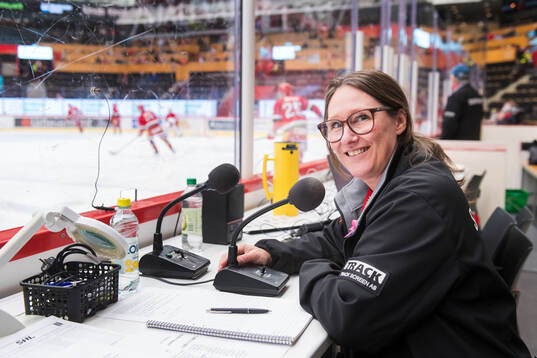 Karin Forsberg Selin speaker i Hägglunds Arena