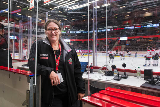 Karin Forsberg Selin speaker i Hägglunds Arena