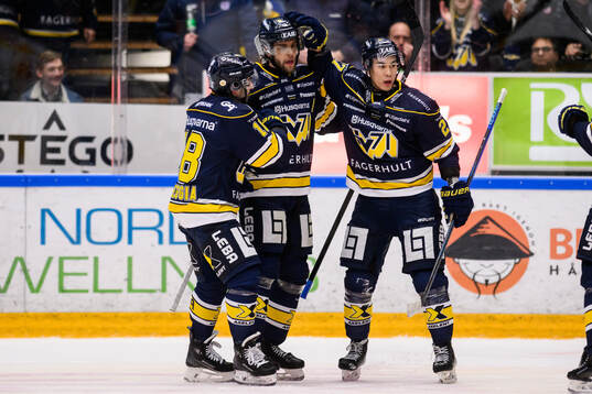 HV71s Joona Luoto jublar