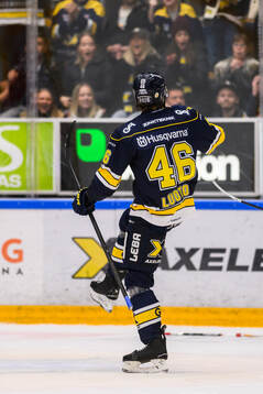 HV71s Joona Luoto jublar