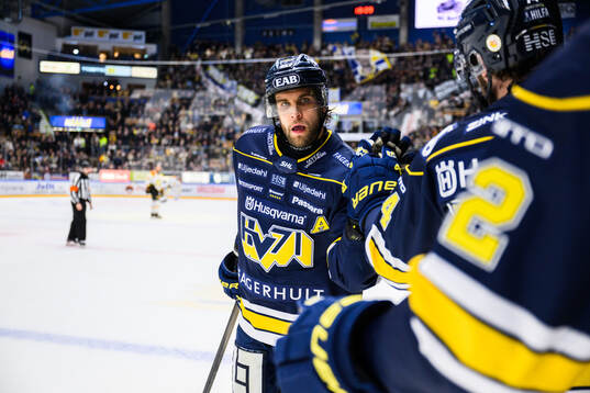 HV71s Joona Luoto jublar efter01-3