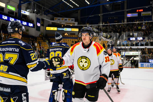 Brynäs Jakob Silfverberg tackar HV71s Jonathan Ang