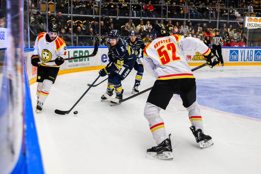 Brynäs Bobby Trivigno och HV71s Mikael Seppälä