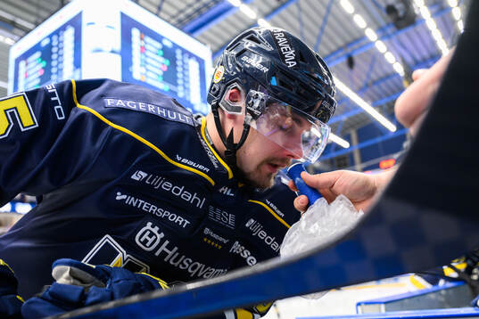 HV71s Mikael Seppälä luktar på ammoniak även kallat