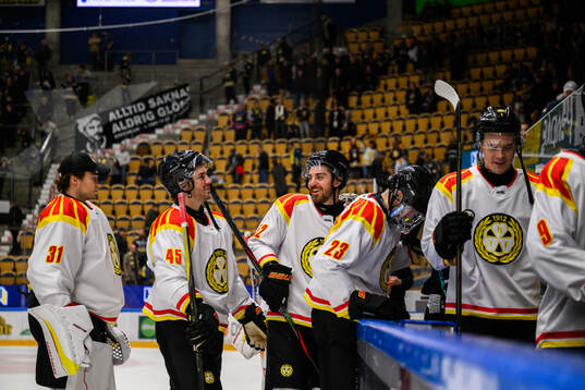 Brynäs Jack Kopacka och Charles-Édouard D'astous jublar