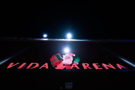 Exteriör vy av Vida arena med jultomte