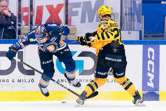 Växjös Hugo Gustafsson tacklas av Skellefteås Michael