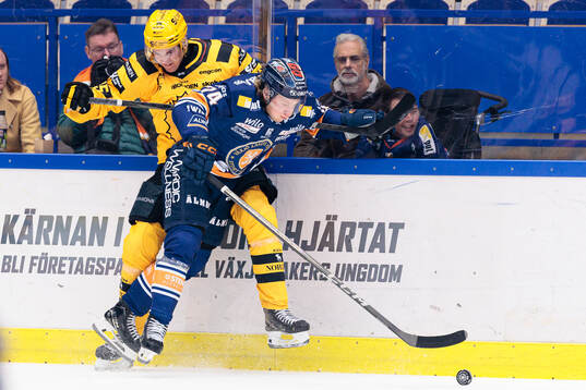 Skellefteås Pontus Johansson  blir tacklad av Växjös