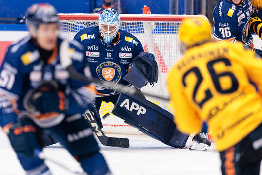 Skellefteås Marcus Eriksson skjuter ett skott mot Växjös