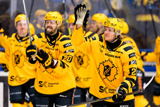 Skellefteås Anton Heikkinen jublar