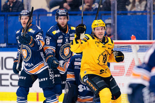Växjös Sebastian Strandberg och Zachary Giuttari deppar.