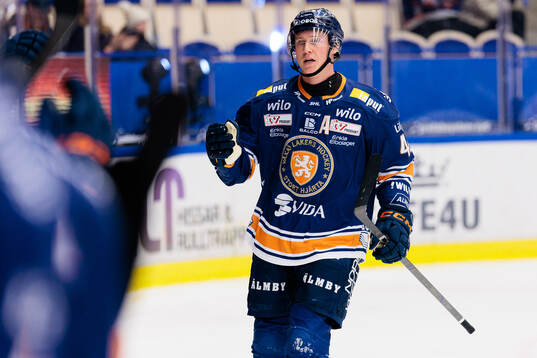 Växjös Dennis Rasmussen jublar
