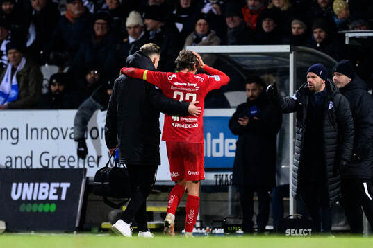 Värnamos Simon Thern lämnar planen skadad