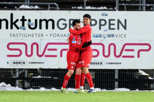 Värnamos Marco Bustos och Luke Le Roux jublar