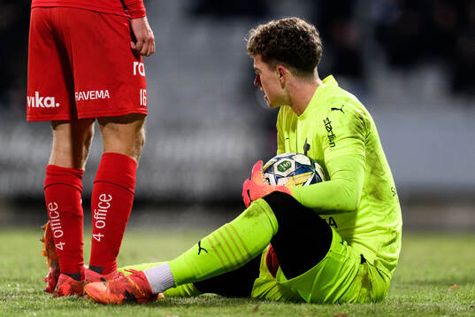 Värnamos målvakt Viktor Andersson har ont