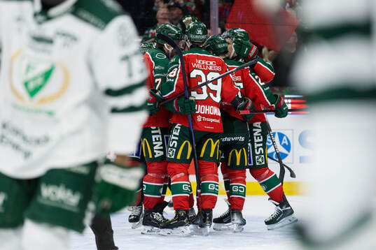 Frölundas Erik Thorell jublar med lagkamrater