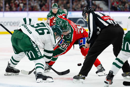 Färjestads David Tomasek tekar mot Frölundas Nicklas Lasu