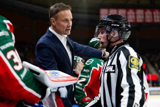 Frölundas tränare Roger Rönnberg pratar med linjedomare