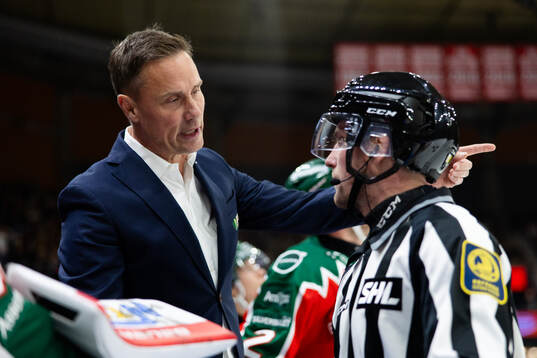 Frölundas tränare Roger Rönnberg pratar med linjedomare