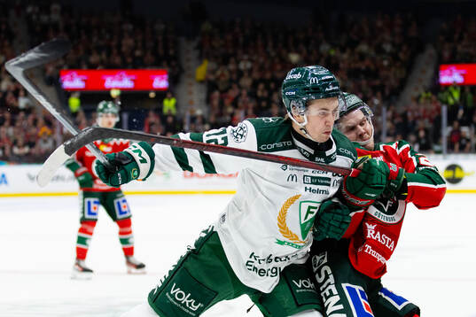 Färjestads Stian Solberg tacklar Frölundas Arttu