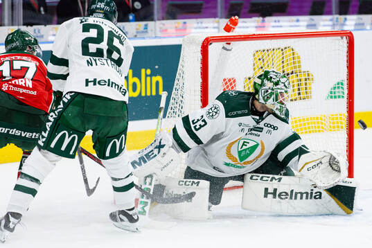 Färjestads målvakt Maxime Lagacé räddar ett avslut