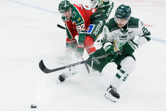 Frölundas Filip Cederqvist och Färjestads Joel Nyström