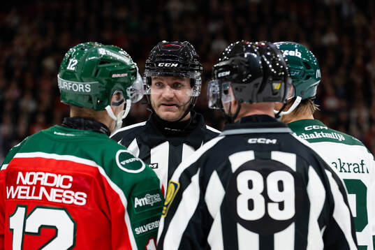 Frölundas lagkapten Max Friberg och Färjestads lagkapten