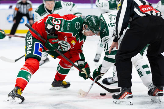 Frölundas Mikael Ruohomaa tekar mot Färjestads Marcus
