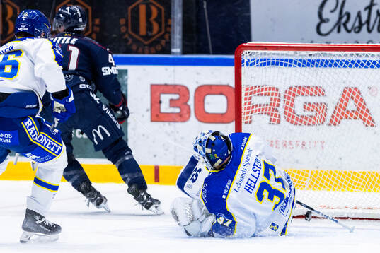 Linköpings Broc Little gör 1-0 bakom Leksands målvakt