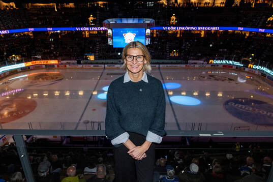 Jenny Silfverstrand VD SHL vid en porträttfotografering