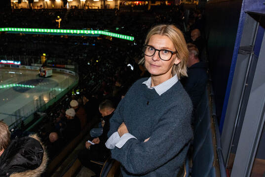 Jenny Silfverstrand VD SHL vid en porträttfotografering