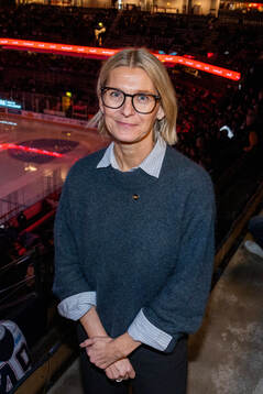 Jenny Silfverstrand VD SHL vid en porträttfotografering
