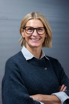 Jenny Silfverstrand VD SHL vid en porträttfotografering