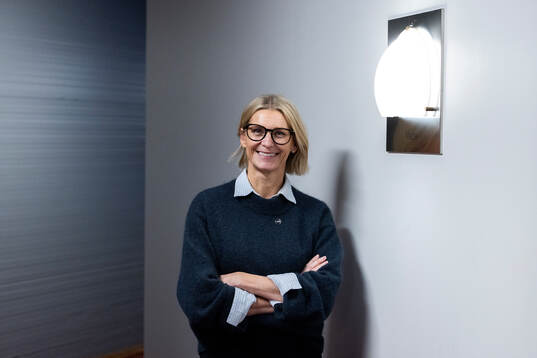 Jenny Silfverstrand VD SHL vid en porträttfotografering
