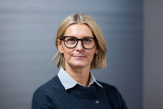 Jenny Silfverstrand VD SHL vid en porträttfotografering