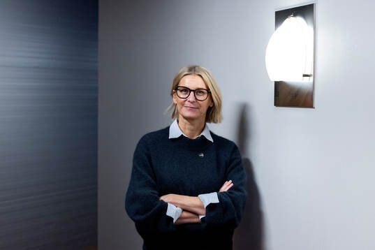 Jenny Silfverstrand VD SHL vid en porträttfotografering