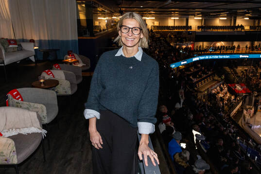 Jenny Silfverstrand VD SHL vid en porträttfotografering