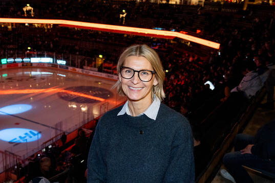 Jenny Silfverstrand VD SHL vid en porträttfotografering