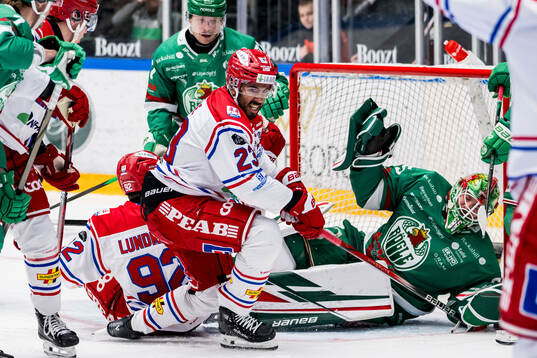 Timrås Jeremy Boyce-Rotevall jublar och Rögles målvakt