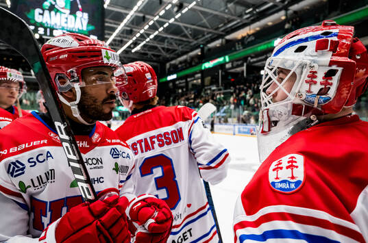 Timrås Jeremy Boyce-Rotevall och målvakt Tim Juel jublar