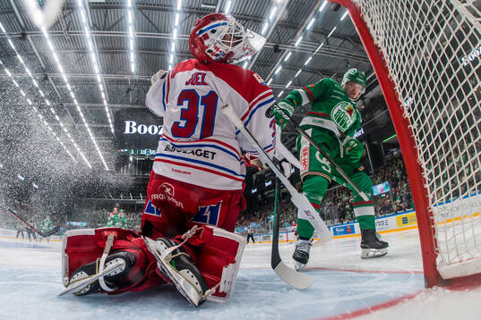 Timrås målvakt Tim Juel och Rögles Henry Bowlby
