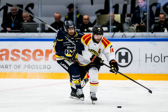 HV71s Andre Petersson och Brynäs Johan Larsson