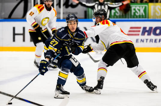HV71s Jonathan Ang och Brynäs Victor Söderström
