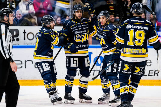 HV71s Joseph Laleggia, Joona Luoto och Jonathan Ang jublar