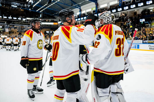 Brynäs Johan Larsson och målvakt Ludvig Persson jublar