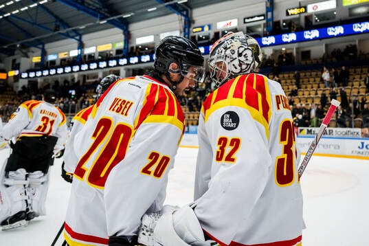 Brynäs Tyler Vesel och målvakt Ludvig Persson jublar