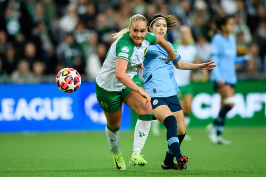 Cathinka Tandberg of Hammarby and Yui Hasegawa of