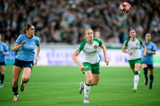 Gracie Prior of Manchester City and Julie Blakstad of