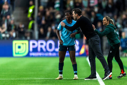Khadija Shaw of Manchester City and Head coach Gareth Taylor